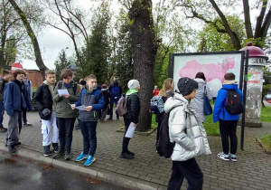 Drużyny poszukują informacji na mapach