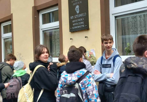 Uczestnicy odczytuj szyfr książkowy z Ary Szterndeldem