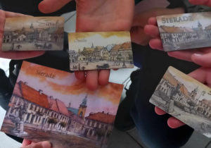 Upominki z Sieradza ręcznie malowane magnesy i pocztówki