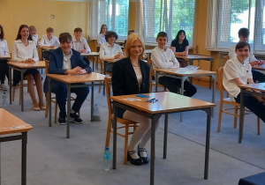 Ósmoklasiści przed rozpoczęciem egzaminu na sali egzaminacyjnej