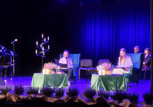 Jan Dwornik i Laura Szpotan na scenie w czasie prezentacji fragmentu "Dziadów" cz. II
