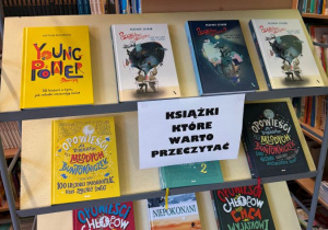 Zdjęcie przedstawia wystawę książek w bibliotece szkolnej.