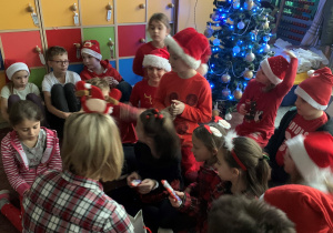 Uczniowie klasy II A podczas rozdawania słodkości od Rady Rodziców.
