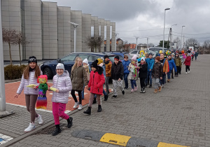 Przemarsz uczniów klasy IIIa z marzannami.