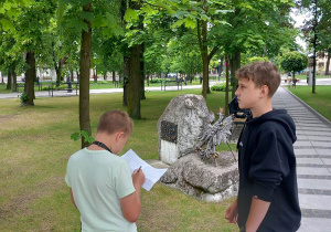 Przed głazem upamiętniającym nadanie praw miejskich dla Rzgowa