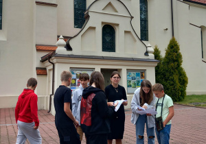 Przed kościołem parafialnym w poszukiwaniu drzew pomnikowych