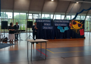Pan Burmistrz Mateusz Kamiński przemawia do uczniów w czasie zakończenia roku szkolnego