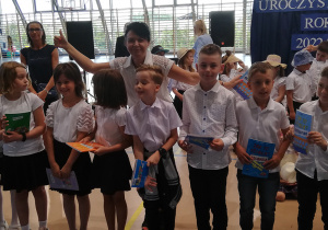 Pani Agnieszka Sorbjan wręcza nagrody najlepszym uczniom w swojej klasie