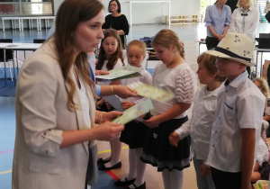 Pani Patrycja Grabowska wręcza nagrody najlepszym uczniom w swojej klasie