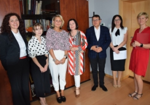 Od lewej nauczycielki: Patrycja Janus, Sylwia Bieganowska, Anna Kawełczyk, dyrektor szkoły, Burmistrz Rzgowa oraz inspektorki ds. oświaty po zdanym egzaminie