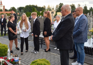 Uczniowie szkoły przed zapaleniem zniczy na Grobie Nieznanego Żołnierza na cmentarzu parafialnym w Rzgowie