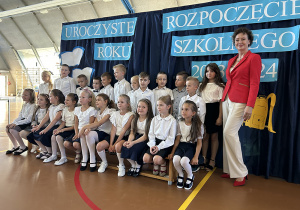 Pani mgr Ilona Ziemak, wychowawca klasy Ic pozuje do zdjęcia z uczniami