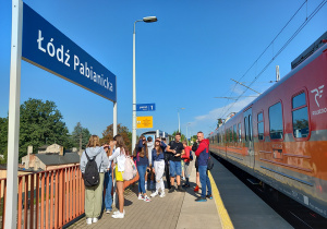 W oczekiwaniu na pociąg na stacji Łódź Pabianicka