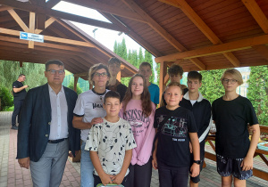 Burmistrz Rzgowa oraz Sołtys Rzgowa z uczniami biorącymi udział w akcji krwiodawstwa