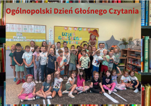 Uczniowie klasy IIIa wraz z dziećmi z grupy przedszkolnej "Jeżyki" pozują do zdjęcia. W tle widoczna jest tablica z napisem "Dzień Głośnego Czytania"