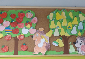 Tablica korkowa z drzewami owocowymi i jeżami. Prace wykonane w grupie porannej pod opieką Pani P. Grabowskiej.