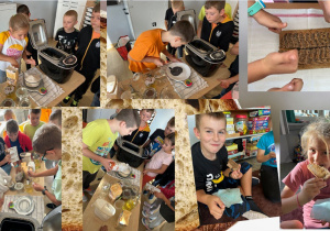 Kolaż zdjęć przedstawiający uczniów stojących wokół ławki, na której przygotowane są składniki do wyrobienia ciasta chlebowego. Wybrane dzieci odmierzają wskazane w przepisie ilości produktów i umieszczają je w naczyniu maszyny do wypieku pieczywa.