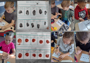 Uśmiechnięci uczniowie pozują do zdjęć z rekwizytami detektywa: okularami, czapką oraz lupą. Detektyw4- Dzieci przy użyciu farby wykonują własne odciski palców na specjalnych kartkach.
