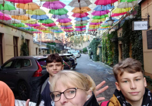 Na podwórku Stare Kino; w tle kolorowe parasolki