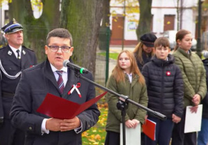 Przemówienie Burmistrza Rzgowa, w tle, po prawej stronie uczniowie szkoły