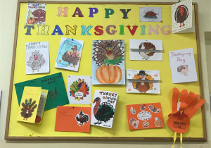 Gazetka prezentująca karty dziękczynne przygotowane przez uczniów klasy VI B z okazji amerykańskiego Święta Dziękczynienia w naszej szkole