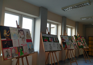 Wystawa prac uczniów na korytarzu szkolnym - część druga.
