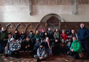 Uczestnicy wycieczki na tronie wielkiego mistrza zakonu krzyżackiego