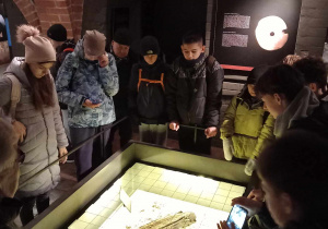 Uczestnicy wycieczki odkrywają skarby podziemi zamku w Malborku