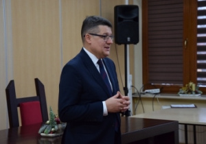 Burmistrz Rzgowa, Pan Mateusz Kamiński gratuluje nauczycielom zdanego egzaminu.