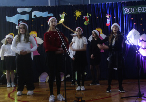Dziewczynki z klasy Va śpiewają "Pastorałkę".