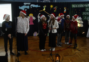 Śpiewająca grupa z klasy VIc.