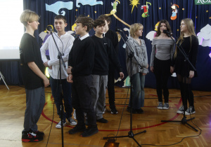 Uczniowie z klasy VIIIa śpiewają wylosowany utwór.
