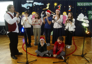 Występ uczniów grających na fletach.
