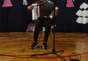 Uczennica grająca na akordeonie.