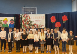 Klasa 2b śpiewa piosenkę „Cza cza dla Babci i Dziadka”.