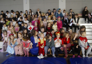 Widownia - uczniowie klas młodszych przebrani za rycerzy i księżniczki.