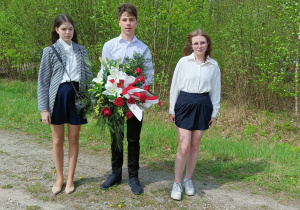 Uczniowie naszej szkoły z kwiatami, które złożyli na pomniku w Babichach