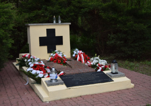 Pomnik dla uczczenia pamięci 22 patriotów polskich pomordowanych przez hitlerowców w 1942 roku