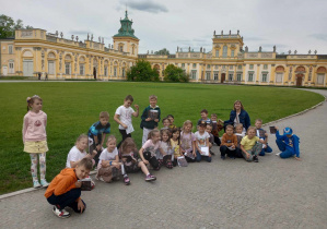 Grupowe zdjęcie uczniów klasy I b na tle Pałacu Króla Jana III Sobieskiego w Wilanowie