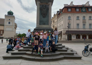 Grupowe zdjęcie uczniów klasy I c przed Kolumną Króla Zygmunta III Wazy