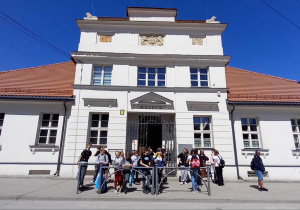 Przed siedzibą Muzeum Miasta Zgierza