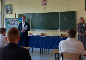 Uczniowie i członkowie zespołu nadzorującego w sali egzaminacyjnej