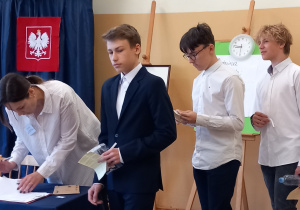 Uczniowie przed zajęciem miejsc na sali egzaminacyjnej