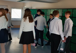 Ósmoklasiści tuż wejściem na salę egzaminacyjną