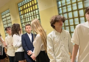 Uczniowie przed wejściem na egzamin z matematyki