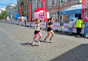 Dziewczyny na trasie biegu