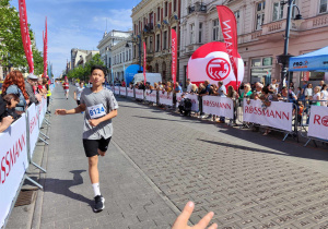 Chłopcy na trasie biegu