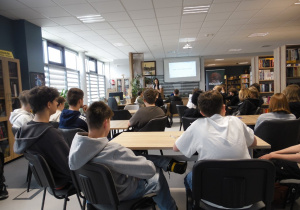 Uczniowie klas ósmych w czasie warsztatów