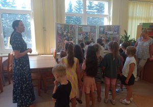 Zwiedzanie biblioteki szkolnej, oglądanie prac konkursowych.