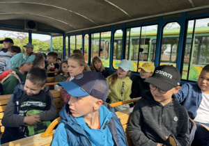 Uczniowie podczas edukacyjnej przejażdżki kolejką po terenie ZOO